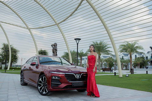 Mẫu sedan VinFast Lux A 2.0 xuất hiện tại khu đô thị Vinhomes Ocean Park nổi bật với màu đỏ huyền bí cùng những đường nét mềm mại nhưng cũng không kém phần mạnh mẽ