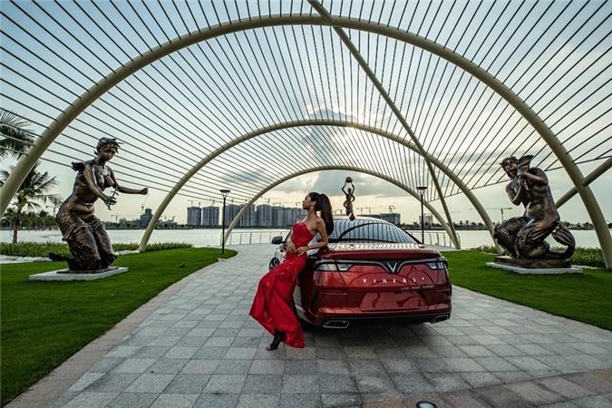 Đèn trên xe Lux A 2.0 sử dụng công nghệ LED toàn bộ, bánh mâm tiêu chuẩn có kích thước 18 inch, nhưng chiếc xe trong bài được trang bị tùy chọn cao cấp 19 inch