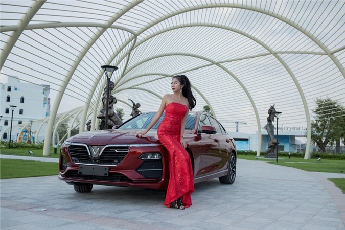 Xe có nội thất màu đen, chìa khóa thông minh/khởi động bằng nút bấm, ghế và vô-lăng bọc da, điều hòa 2 vùng độc lập, màn hình thông tin lái 7 inch và màn hình giải trí cảm ứng 10.4 inch cùng hệ thống âm thanh 8 loa