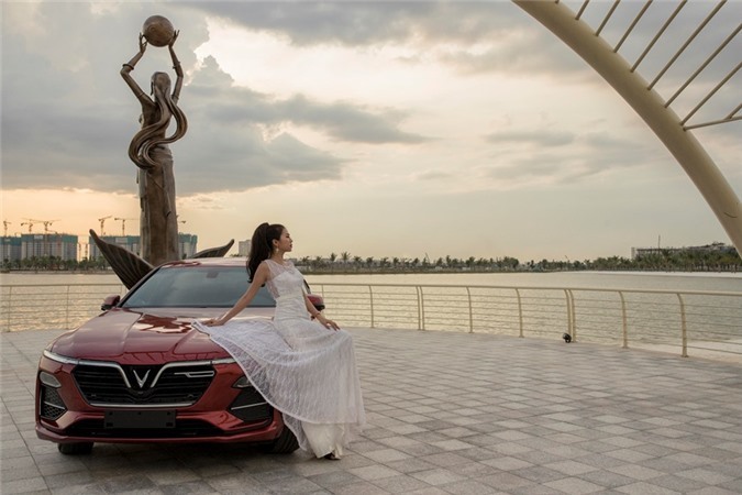 Về trang bị an toàn, VinFast Lux A 2.0 sở hữu đầy đủ các tính năng như: Hệ thống chống bó cứng phanh (ABS), phân phối lực phanh điện tử (EBD), hỗ trợ phanh khẩn cấp (BA), hệ thống cân bằng điện tử (ESC), chống trượt (TCS), hỗ trợ khởi hành ngang dốc (HSA), chống lật (ROM), đèn báo phanh khẩn cấp (ESS) cùng 6 túi khí