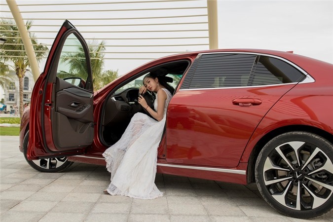 VinFast Lux A 2.0 sử dụng động cơ DOHC 2.0L 4 xi-lanh thẳng hàng giúp sản sinh công suất tối đa 174 hoặc 228 mã lực và mô-men xoắn cực đại 300 Nm, kết hợp cùng hộp số tự động 8 cấp