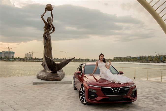 Tô điểm cho chiếc xe VinFast Lux A 2.0 là người đẹp Như Mai, sinh năm 1995