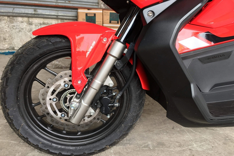 Hệ thống treo trước của xe là cặp phuộc ống lồng. Xe sử dụng vành đúc 14 inch ở trước và 13 inch phía sau, đi kèm là bộ phanh đĩa tích hợp hệ thống chống bó cứng phanh ABS