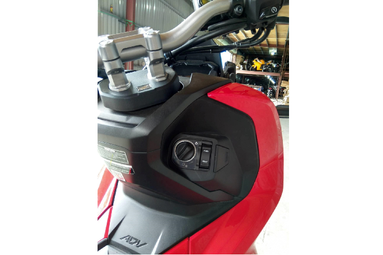 Hệ thống khóa thông minh Smart Key là trang bị tiêu chuẩn trên Honda ADV 150. Ngoài ra, Honda ADV 150 cũng giống như PCX sở hữu yên xe dài, thiết kế hai tầng, bên dưới là cốp chứa đồ khá rộng rãi