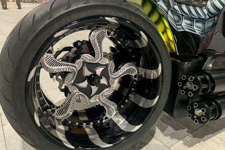 Máy V-Twin của hổ mang chúa Suzuki Intruder-S nổi danh với âm thanh nổ đặc trưng, là một trong những loại âm thanh hút hồn nhất và cũng dễ gây giật mình nhất. Với cặp piston 122mm bên trong, trái tim của Intruder-S cho ra tiếng nổ lớn, rời rạc và tràn đầy “sức sống”. Âm thanh đó sẽ được nâng thêm một bậc với ống pô dạng bô xoay 6 nòng và khi máy nổ ống xả sẽ xoay như súng đại liên bắn khá thú vị