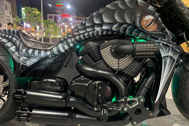 Chiếc Suzuki Intruder 1800cc độ khủng được nhắc đến trong bài viết này thuộc dòng S, nhưng đã được làm mới lại cực kỳ ấn tượng. Có thể xem là chiếc Intruder-S độ khủng và độc nhất Việt Nam hiện nay, nó thuộc về CLB Baby Speed tại Long Xuyên, một đơn vị thường xuyên giới thiệu những bản độ độc đáo đón đầu xu hướng chơi xe