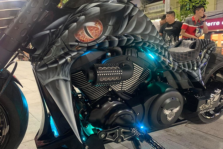 Nếu không có phần giới thiệu, với cái nhìn đầu tiên, và thậm chí là sờ tận tay, soi từng con ốc, cũng khó mà nhận ra đây là một chiếc Intruder M1800R, bởi lẽ nó đã được lột xác hoàn toàn, nâng cấp lên một diện mạo mới, chất hơn, phong cách hơn và đậm chất chơi hơn. Ngoại hình xe được sơn rất ấn tượng tạo hiệu ứng 3D như lớp vẩy của loài bò sát