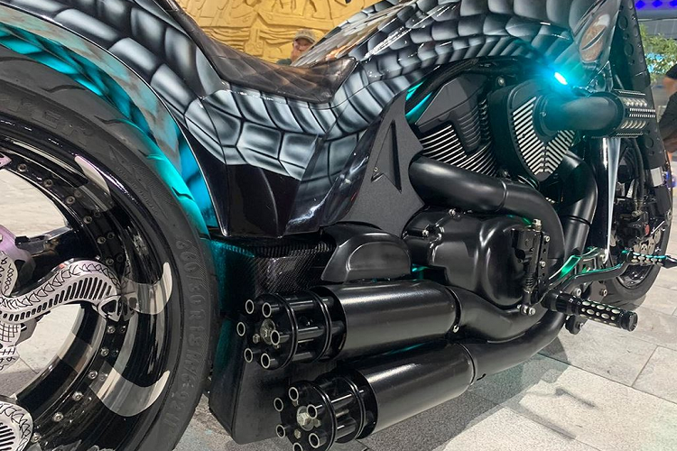 Ấn tượng nhất trên xe là bộ mâm với kích thước lốp ngoại cỡ. Mâm sau bản rộng được thiết kế khá công phu, với 5 chấu mỗi chấu tạo hình theo tư thế phòng thủ của loài “hổ mang chúa”, đi cùng lốp Corba 300/35VR18 cho phần “mông” đậm chất chơi