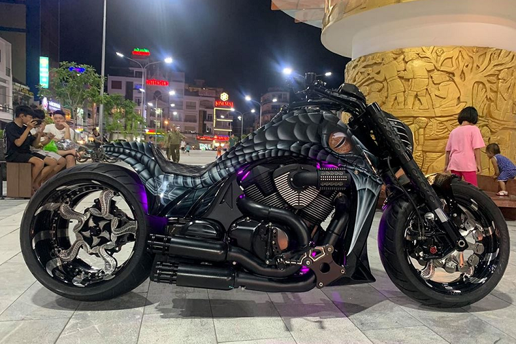 Bên cạnh việc trang bị bánh béo hầm hố, hệ thống phuộc trước cũng được thay đổi với ống lồng CNC hoạ tiết tạo sự tương phản cao. Các hoạ tiết này đồng bộ với tay nắm của xe, bộ gác chân, cần số và càng thắng