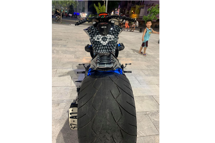 Phía trước đầu xe, cụm đèn chiếu sáng được độ lại, thon hơn, dài hơn và có nét hơi giống với phần đầu của chiếc Honda Valkyrie F6C. Bên trong choá đèn mới là hệ thống chiếu sáng Projector với đèn LED Angel-eyes giữ vai trò làm Demi sương mù