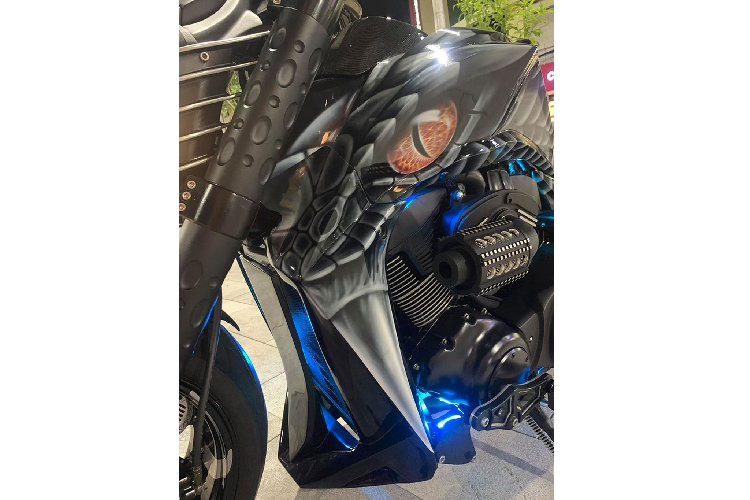 Trong khi đó, đèn Stop là dạng LED dài, được tích hợp ngay tại vị trí biển số và biển số được đặt dọc lại, xếp gọn gàng bên trái thân xe rất phá cách