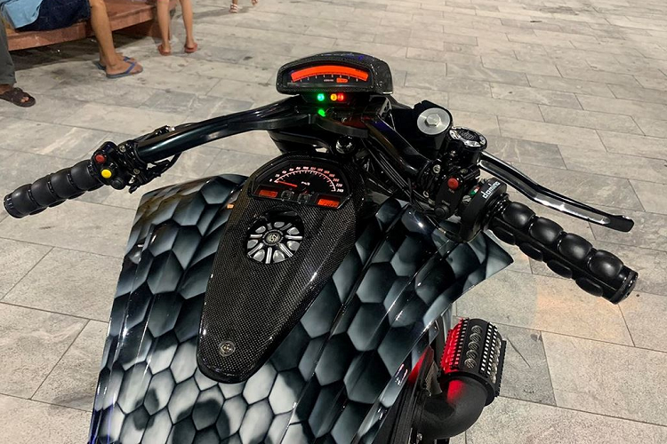 Hệ thống phanh trên xe cũng thay đổi để đồng bộ nâng cấp. Phanh trước là “combo” bao gồm đĩa kép Galfer lòng sống để chịu lực ép cao, đi cùng hai kẹp phanh Brembo 484 Quick Connect titanium