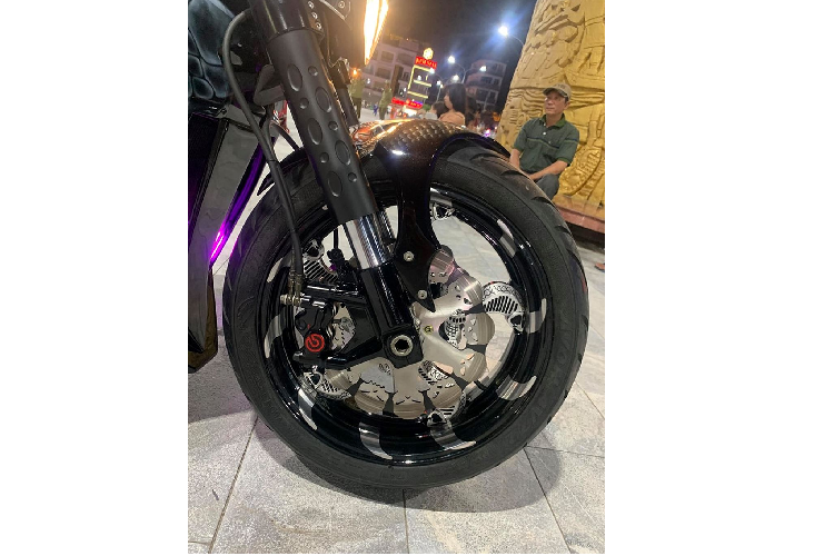 Phanh sau là đĩa Galfer đơn, kết hợp kẹp phanh Brembo Billet HP 2-piston áp suất lớn. Như vậy, với hệ thống phanh nâng cấp từ Brembo, cỗ máy 1783cc sẽ dễ dàng hãm tốc, đàm bảo an toàn cao cho người lái