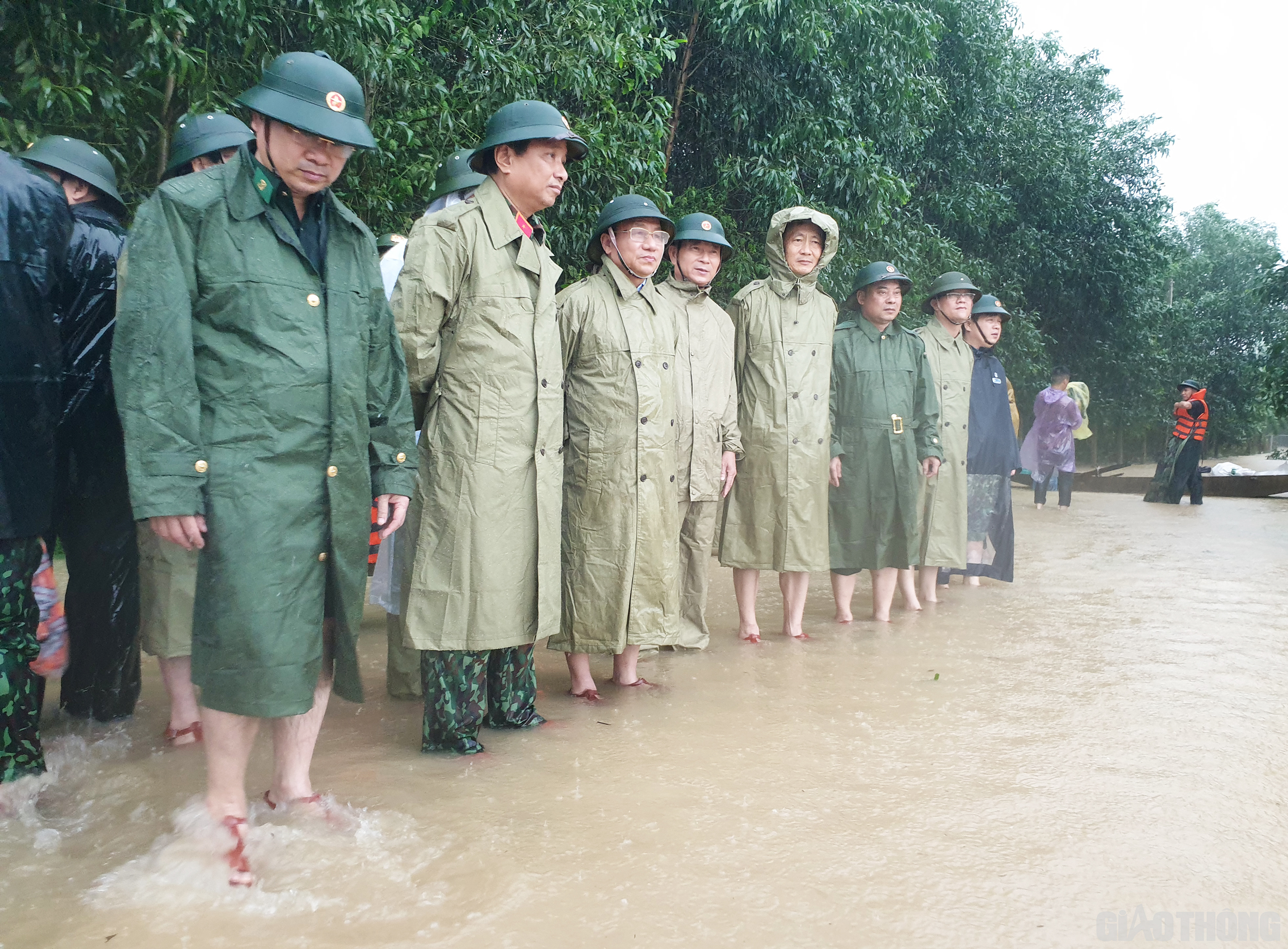 8h30', sáng ngày 4/9, đoàn công tác Quân khu 4 và Tỉnh ủy Hà Tĩnh đã có mặt tại khu vực gần sông Ngàn Sâu đoạn qua xã Hà Linh để chuẩn bị lên thuyền vào vùng "rốn lũ" xã Phương Mỹ, huyện Hương Khê, tỉnh Hà Tĩnh