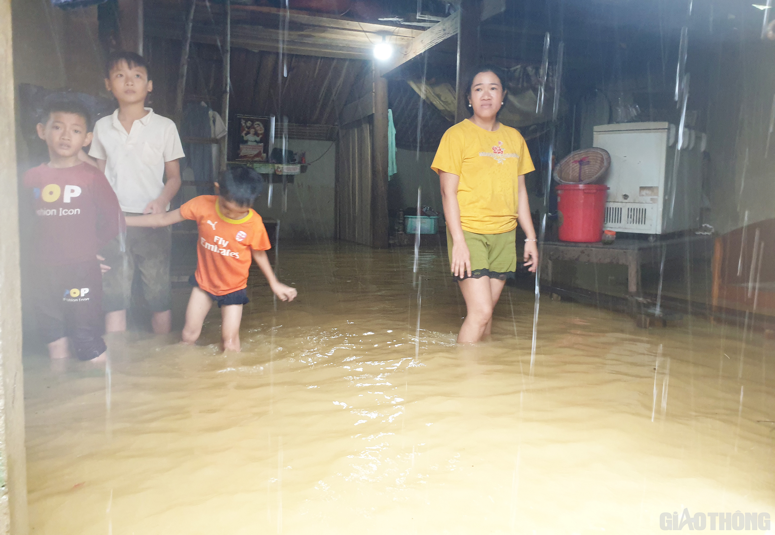 Gia đình chị Nguyễn Thị Hằng (ở thôn Thượng Sơn, xã Phương Mỹ) bị nước tràn vào nhà buộc cả gia đình phải sang nhà người thân để tránh lũ.