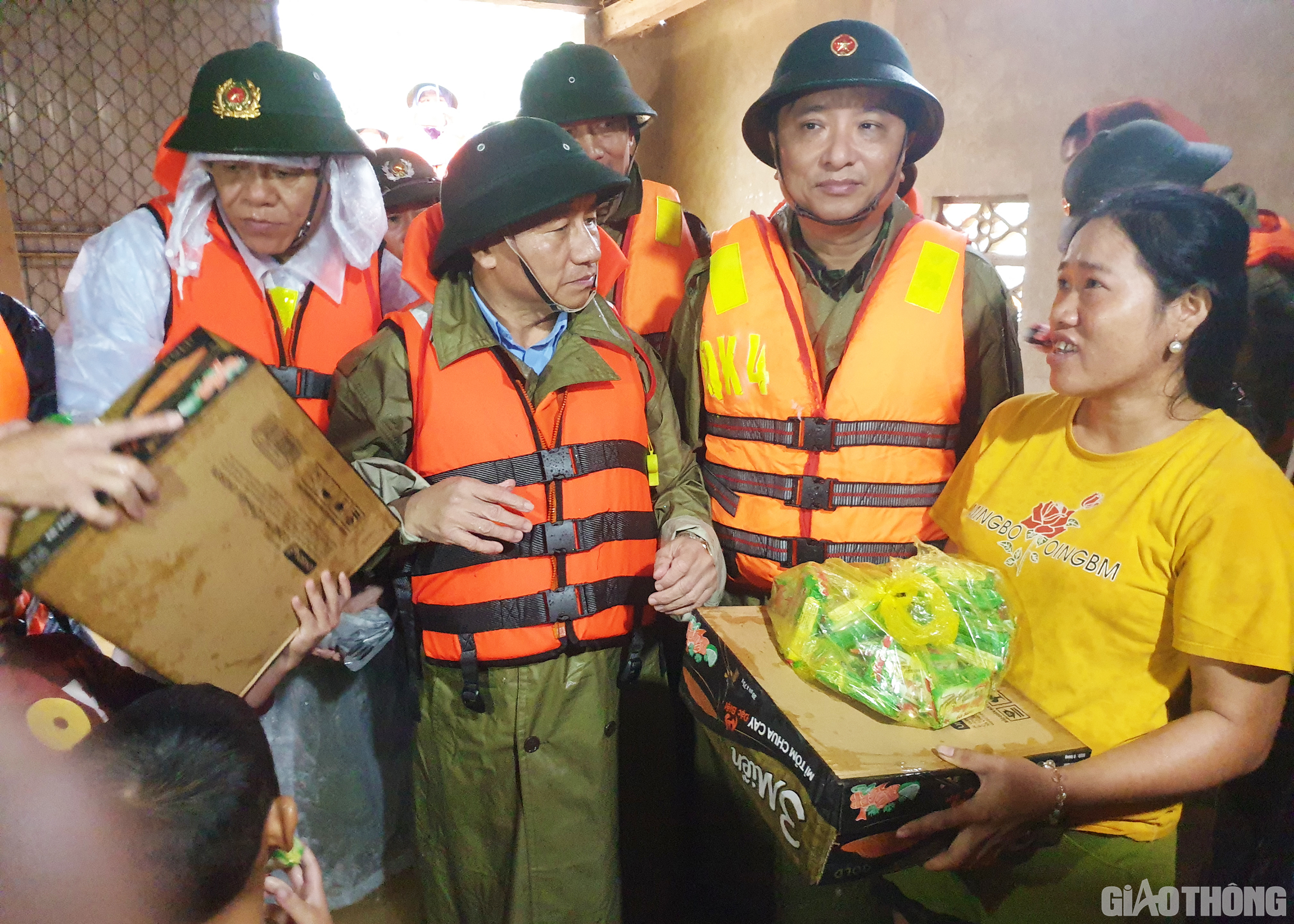 Đoàn công tác cũng đã trao mì tôm và lương khô cho gia đình chị Hằng và nhiều hộ dân khác ở bị ngập lụt của thôn Thượng Sơn