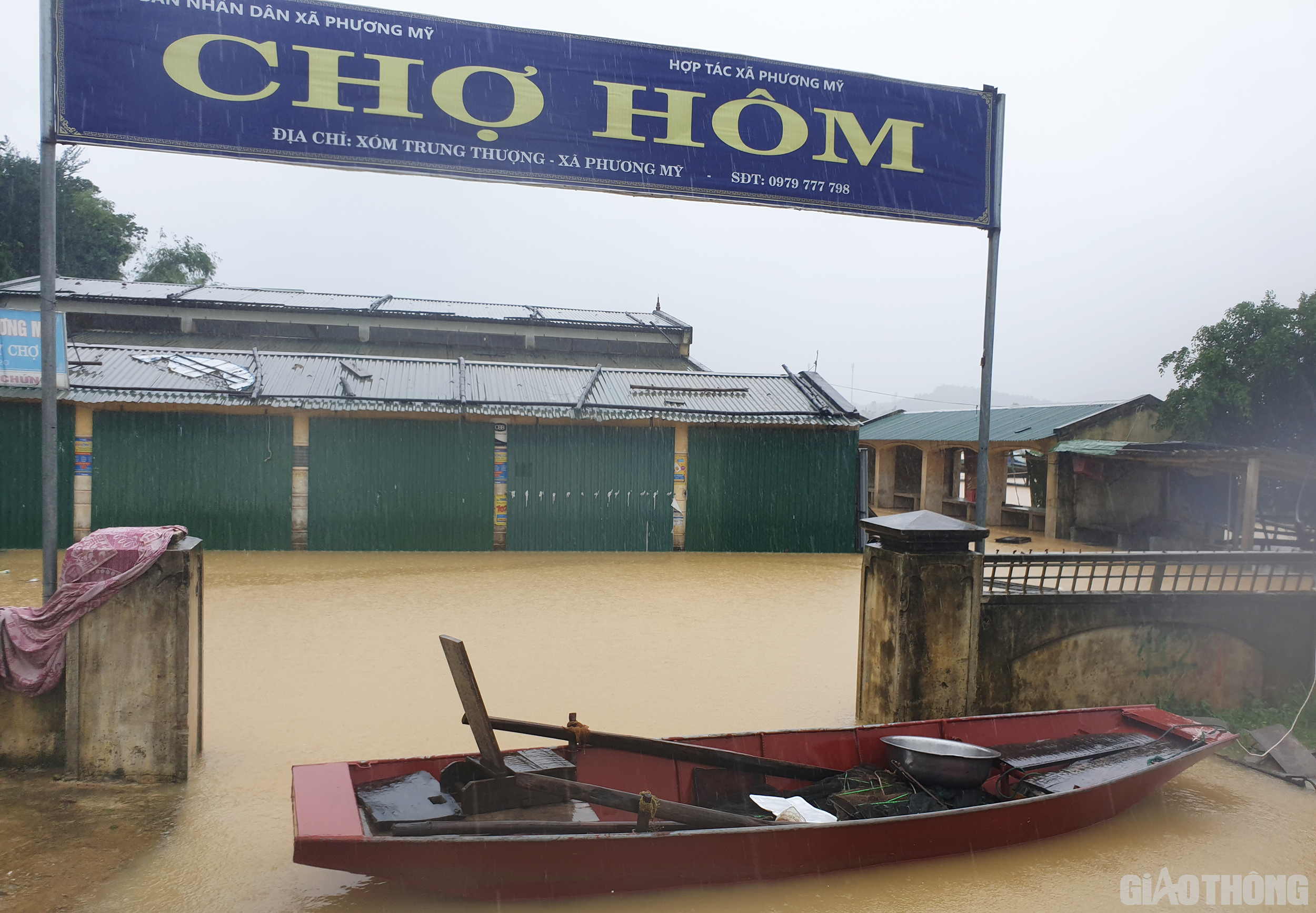 Sau khi rời thôn Thượng Sơn, đoàn công tác tiếp tục di chuyển lên thôn Trung Thượng, xã Phương Mỹ. Khu vực này cũng đang bị nước lũ gây ngập chia cắt hoàn toàn với bên ngoài.