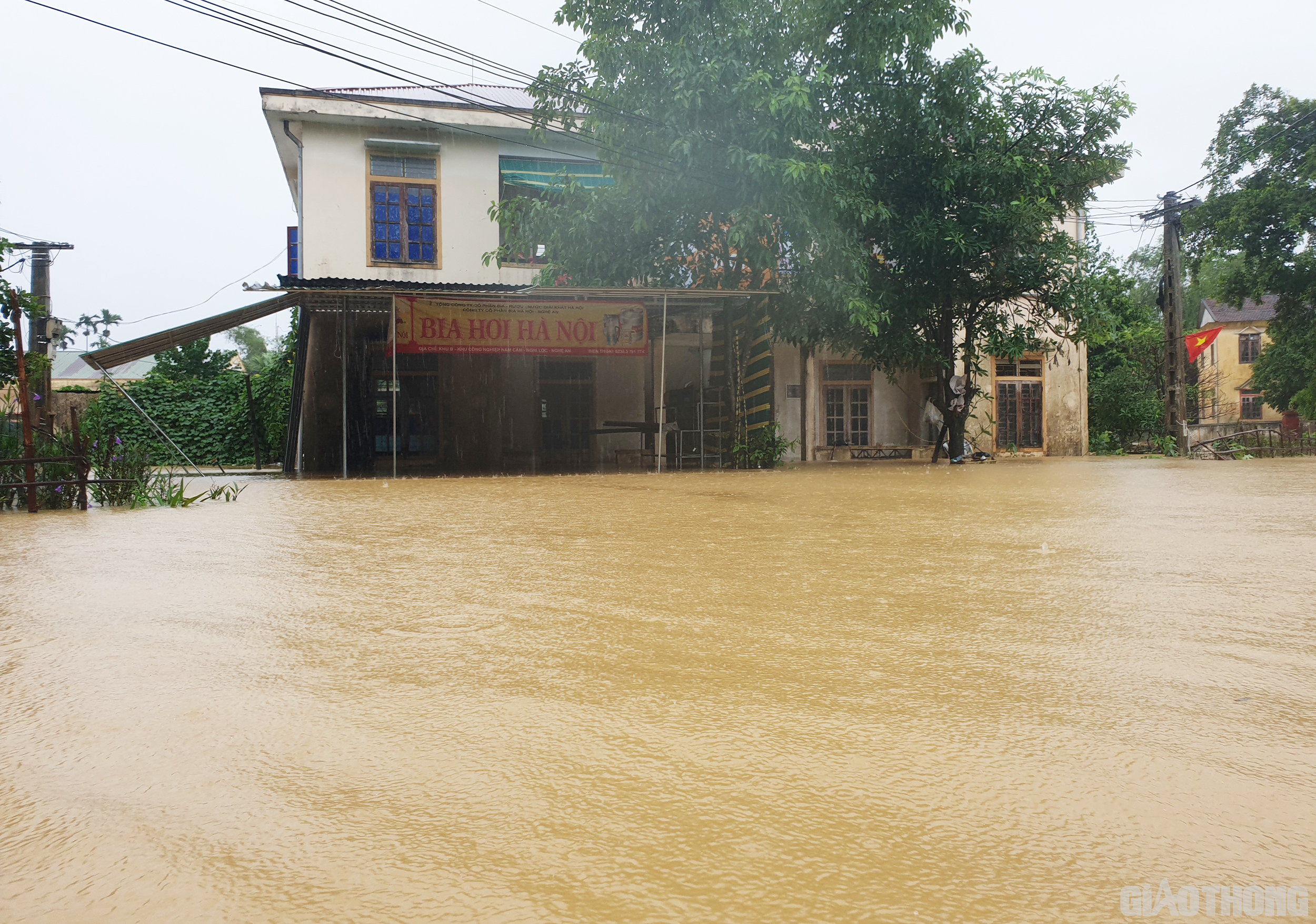 Nhiều gia đình khác cũng chung tình cảnh nước tràn vào nhà, gây ngập sâu