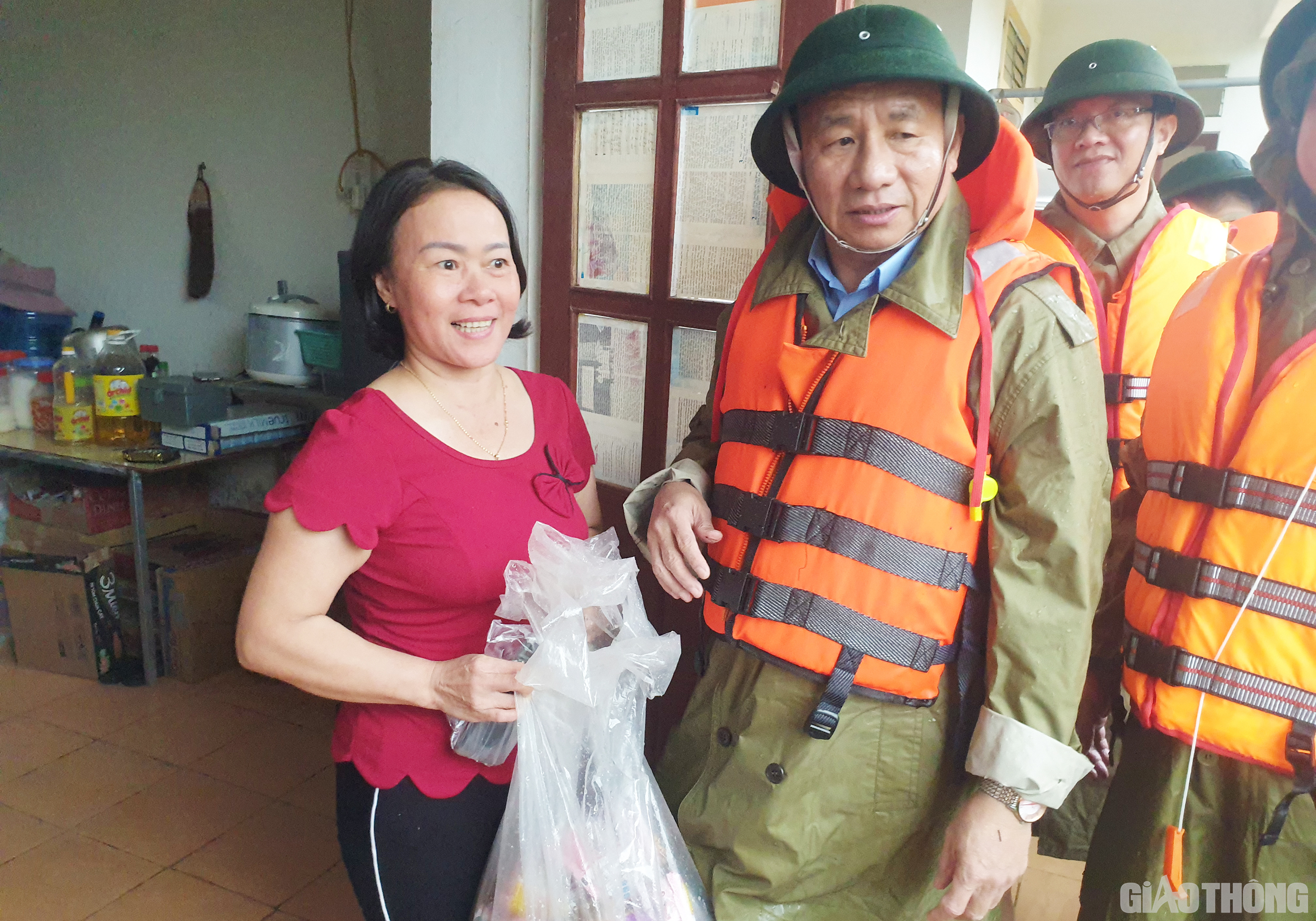 Trước khi lên xuồng quay ra, Bí thư Tỉnh ủy Hà Tĩnh Lê Đình Sơn đã lên thăm hỏi, động viên 1 cô giáo mầm non có 12 năm công tác tại xã Phương Mỹ và hiện đang ở trọ ở thôn Trung Thượng