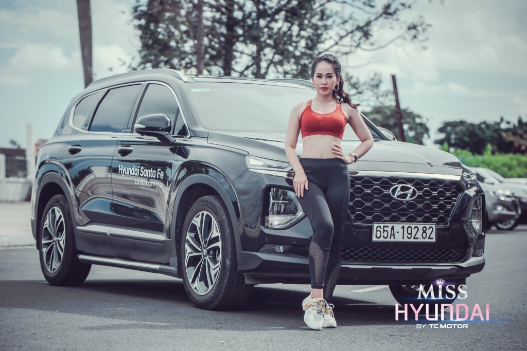 Thay đổi phong cách đôi chút, Nguyễn Vũ Xuân Nhi lại thể hiện sự thể thao, năng động của phụ nữ hiện đại bên chiếc SUV đầu bảng hiện tại của TC MOTOR