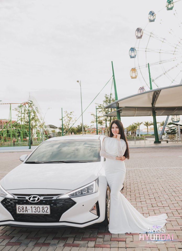 Không chỉ tạo dáng với những bộ đồ sexy quyến rũ, các thí sinh Miss Hyundai cũng sử dụng những trang phục khác như váy dạ hội kiêu sa. Thí sinh Cao Thị Đào Vân tông xuyệt tông, váy dạ hội trắng bên chiếc Hyundai Elantra phiên bản mới cũng màu trắng
