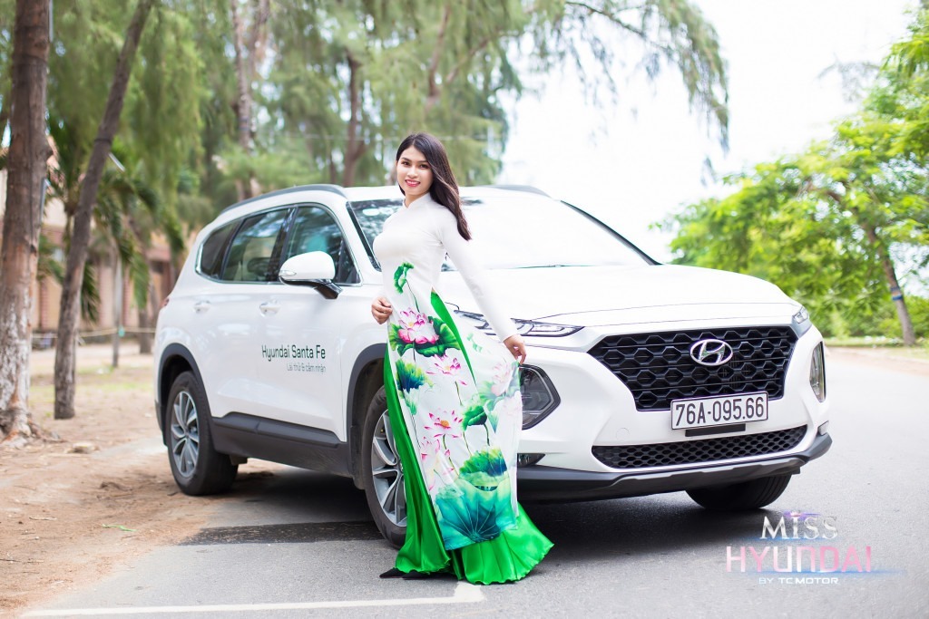 Trang phục áo dài truyền thống của Việt Nam được thí sinh Hoàng Thị Nhân Duyên mang trên mình để sánh đôi cùng Hyundai SantaFe
