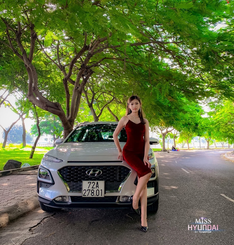 Thí sinh Nguyễn Thị Nam Thy trong bộ váy đỏ quyến rũ, sánh đôi cùng Hyundai Kona