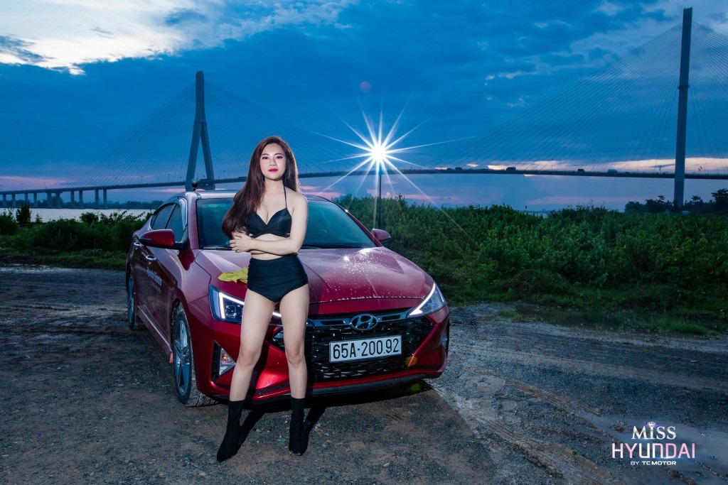 Cách phối màu trang phục đen với màu đỏ của chiếc Hyundai Elantra phiên bản mới giúp Triệu Liên Khoa trông rất nổi bật