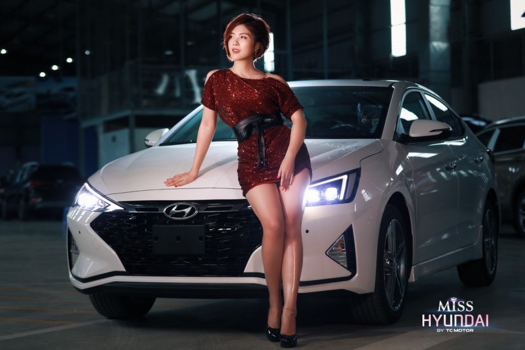 Lại một lần nữa, Hyundai Elantra phiên bản mới được sánh đôi cùng người đẹp, là thí sinh Hoàng Khánh Vân
