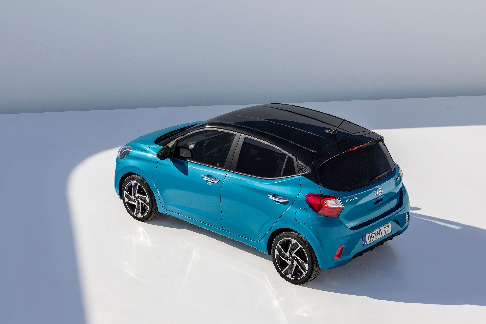 Động cơ trên Hyundai i10 2020 là động cơ xăng ba xilanh 1.0L. Nó có sức mạnh 67 mã lực và mô-men xoắn cực đại 96Nm