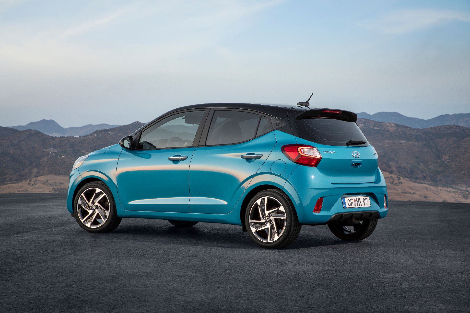 Điểm dễ thấy nhất là khu vực cột C của Hyundai i10 mới. Cột C của xe tạo hình chữ X và phủ sơn đen tương thích với các cửa sổ