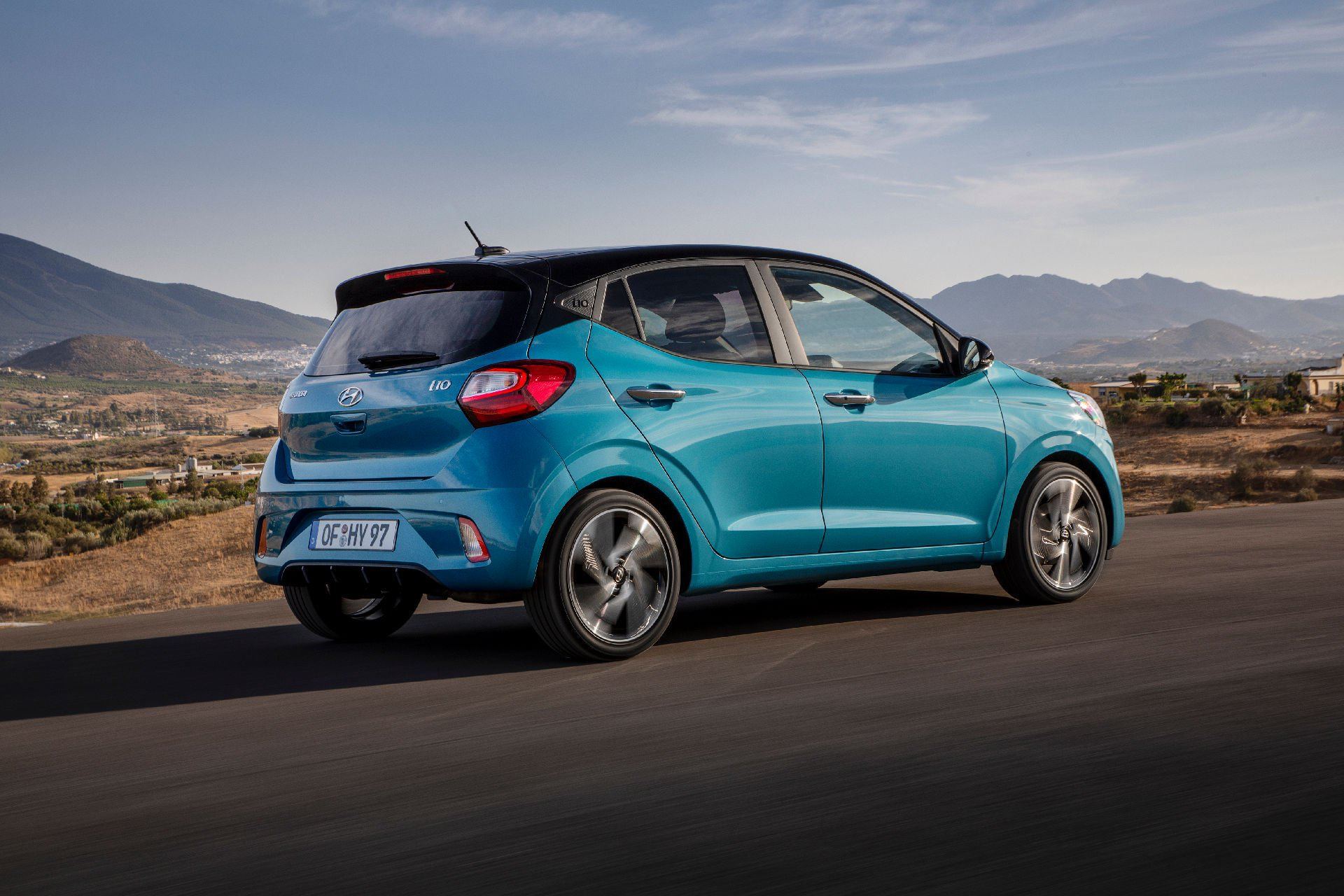 Khác với người anh em Nios, Hyundai i10 2020 dành cho châu Âu có thiết kế khác biệt đôi chút, cũng như chiều dài xe ngắn hơn do thị trường này chú trọng đến mục đích sử dụng cá nhân, không dùng xe theo kiểu dành cho “cả nhà” như ở Ấn Độ