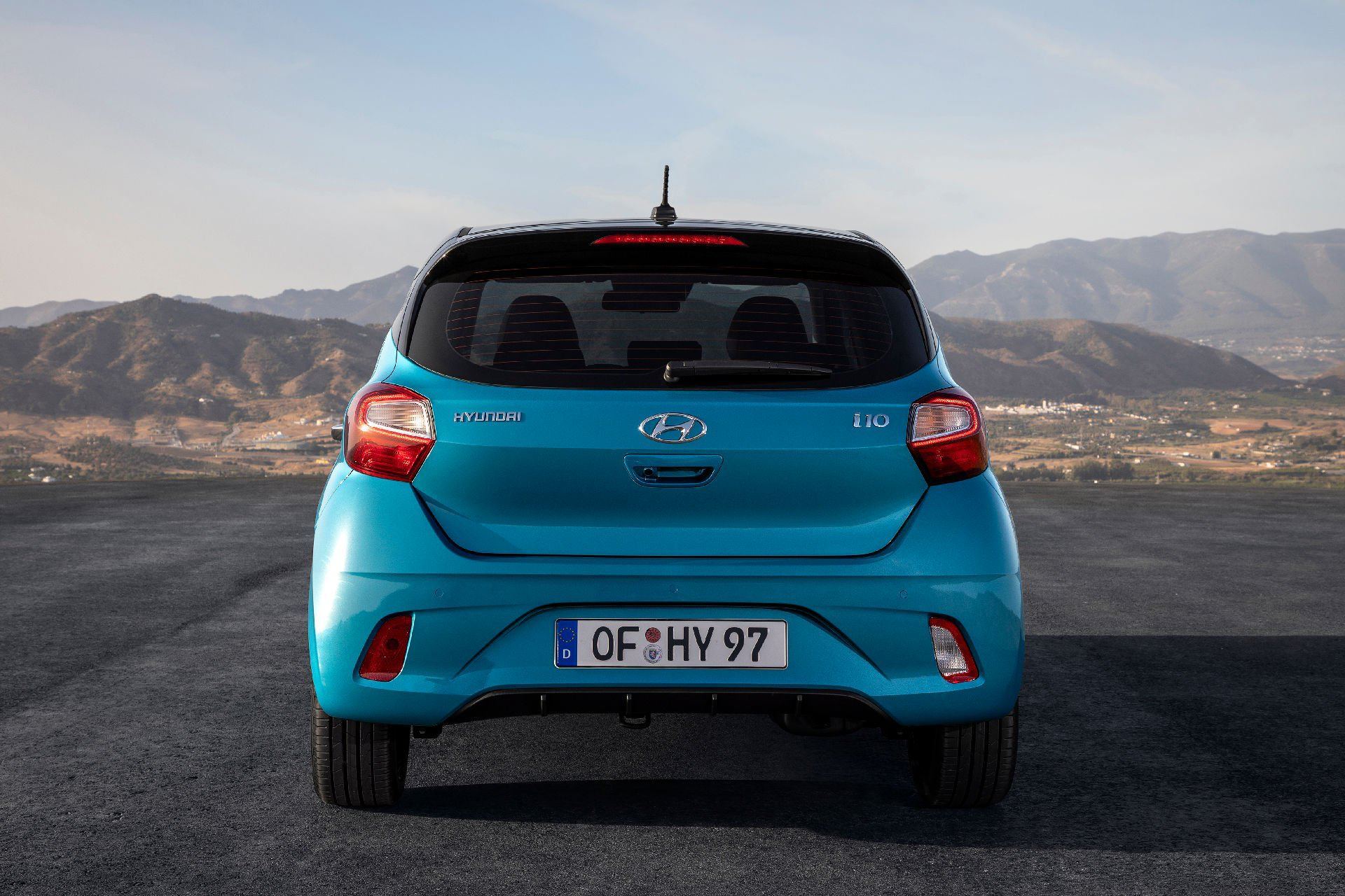 Mặc dù vậy, kích thước xe Hyundai i10 2020 tại châu Âu cũng lớn hơn đời cũ. Xe được nới chiều rộng ra thêm 20mm, đồng thời hạ thấp độ cao nóc 20mm. Việc này giúp thay đổi dáng xe vốn có và khiến i10 trở nên năng động, thể thao hơn
