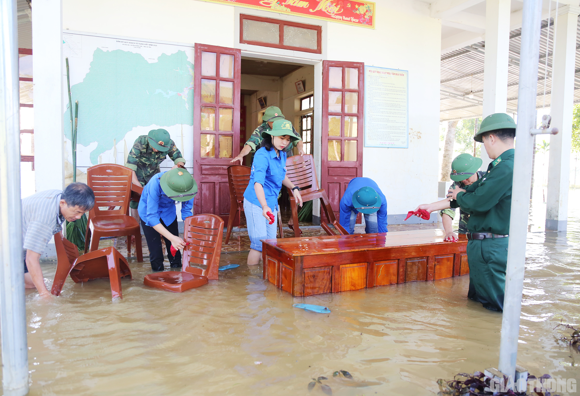 Theo thông tin từ các lực lượng chức năng, toàn xã biên giới Hòa Hải có 13 xóm, trong đó có 6 xóm bị ngập sâu, đỉnh điểm có nơi ngập trên 2m, chia cắt hoàn toàn với bên ngoài