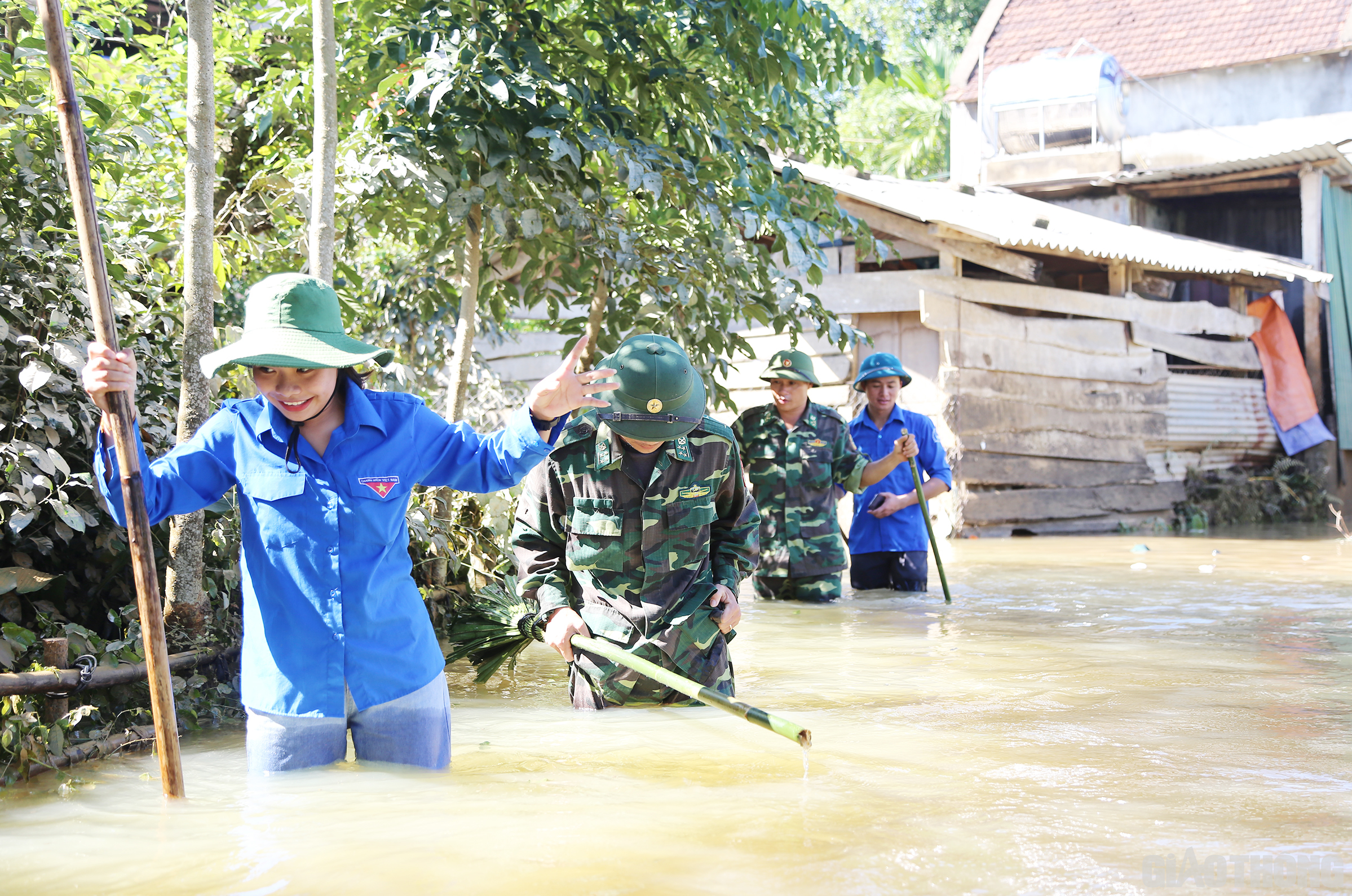 Mặc dù nắng đã lên, nước đã rút nhưng trên địa bàn xã Hòa Hải vẫn còn nhiều điểm bị ngập sâu cả mét nước khiến việc đi lại của quân dân nơi đây gặp rất nhiều khó khăn.