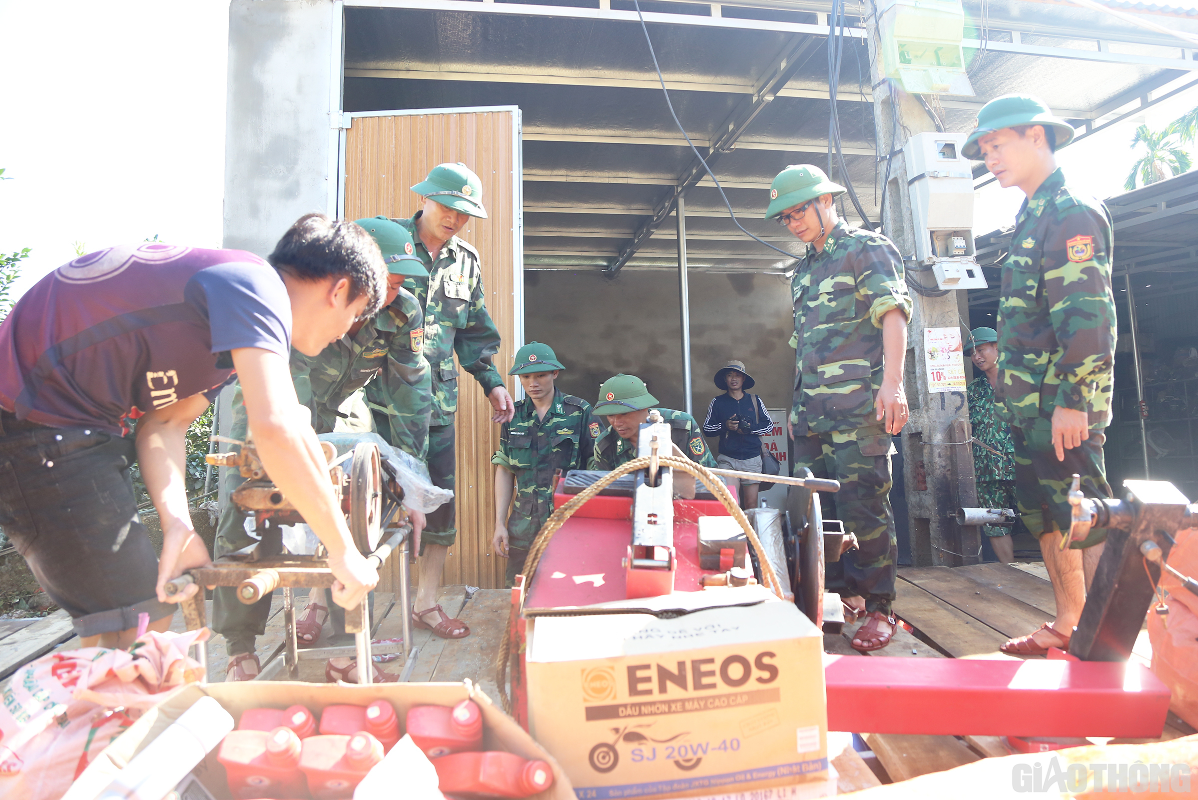 Các cán bộ, chiến sỹ Đồn Biên phòng Hòa Hải làm những công việc sử dụng nhiều sức mạnh cơ bắp.
