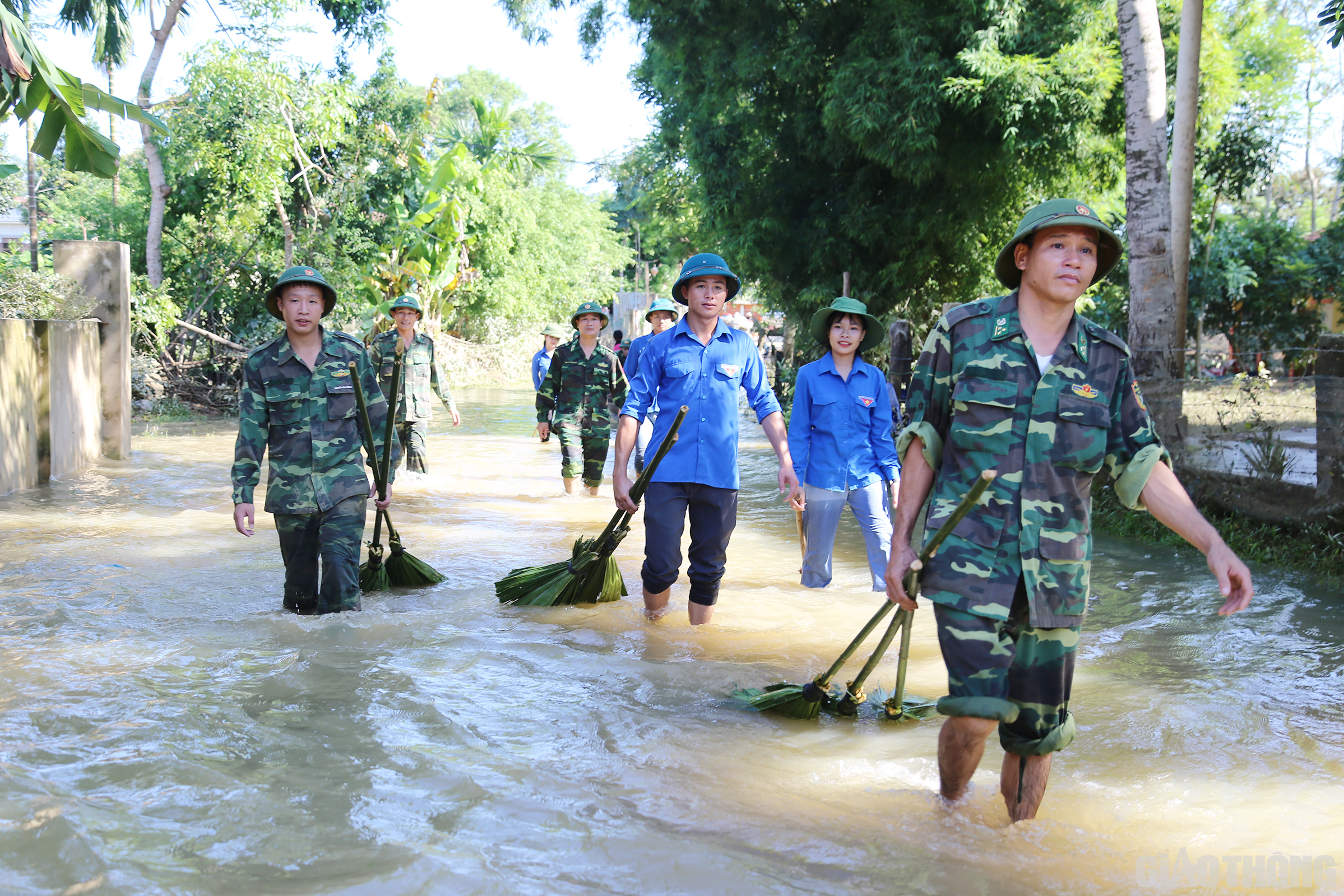 Sáng 7/9, PV Báo Giao thông có mặt tại xã biên giới Hòa Hải, thuộc huyện Hương Khê, tỉnh Hà Tĩnh. Theo ghi nhận, thời tiết khu vực này đã có nắng, nước lũ đã bắt đầu rút dần. Tuy nhiên, nhiều khu vực của xã này vẫn chìm sâu cả mét trong nước.