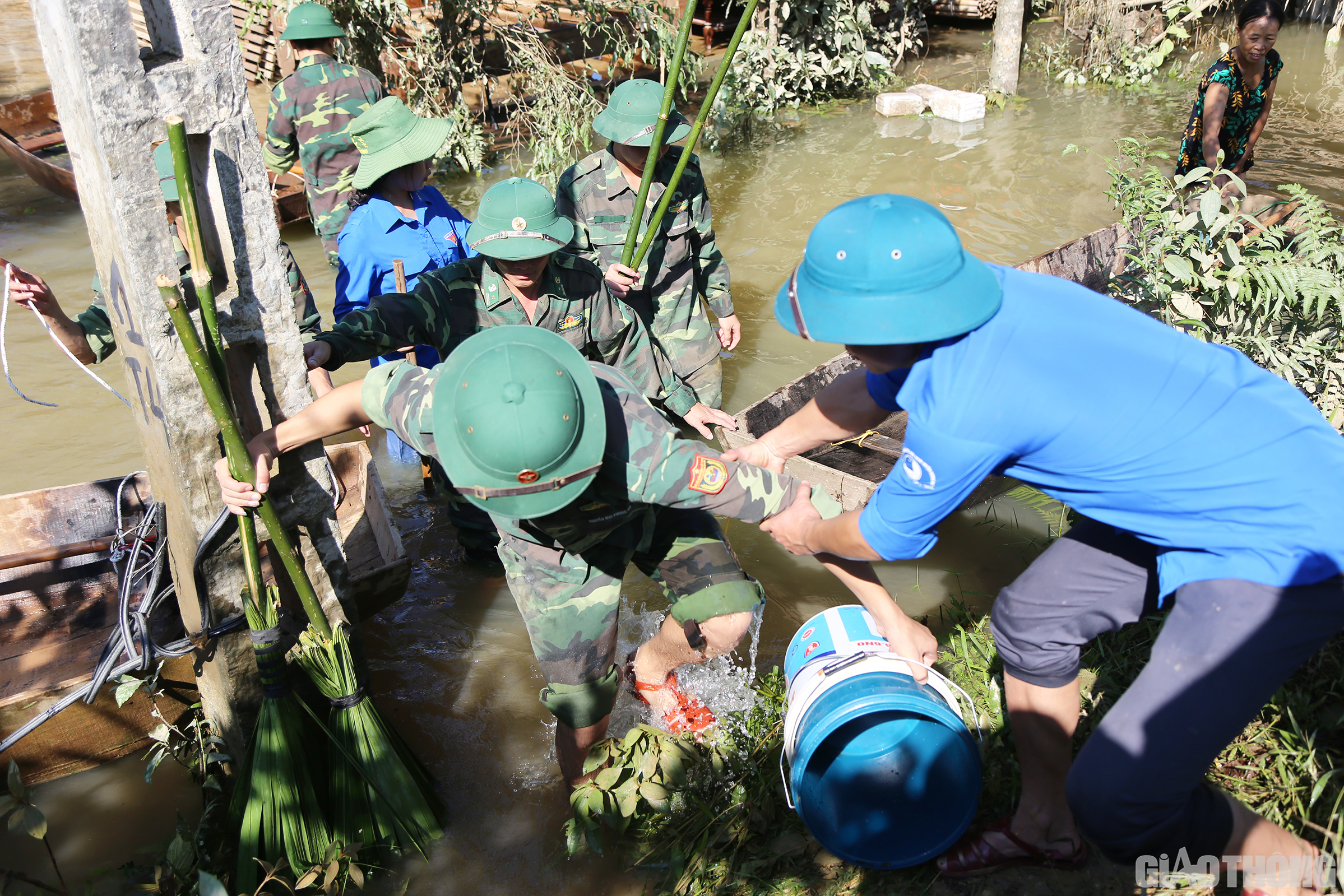 Tuy nhiên, ai cũng quyết tâm giúp dân khắc phục hậu quả mưa lũ thật nhanh để bà con sớm ổn định cuộc sống.