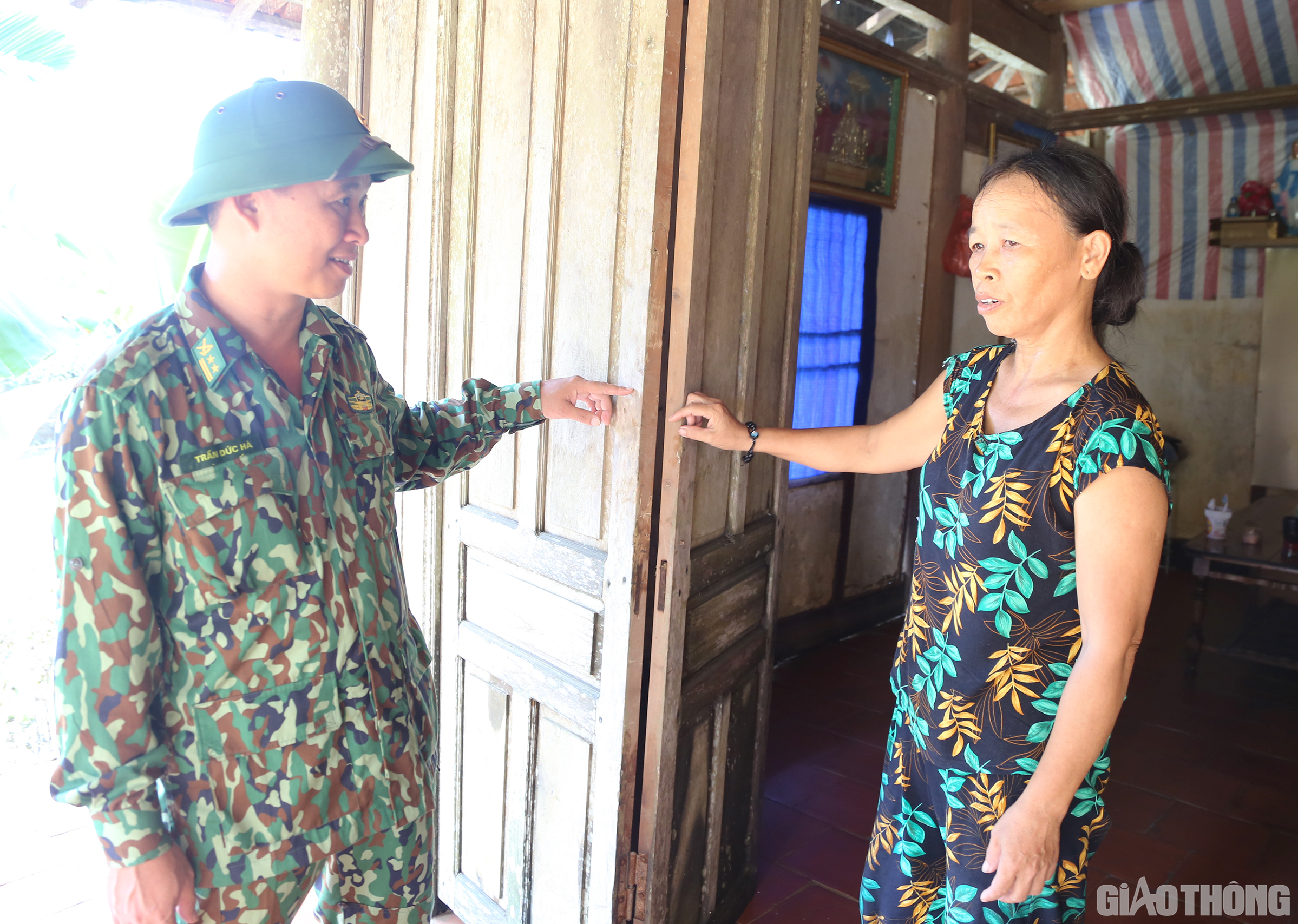 Bên cạnh việc giúp dân khắc phục mưa lũ, lãnh đạo Đồn Biên phòng Hòa Hải còn trực tiếp xuống lắng nghe những nguyện vọng của người dân và động viên bà con vượt qua khó khăn, sớm ổn định cuộc sống.