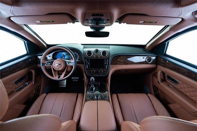 Chưa hết, xe còn có lớp giáp che chở phần sàn tới nóc để bảo vệ lực nổ, ví như hai lựu đạn DM51 phát nổ đồng lúc bên dưới gầm xe. Đèn báo khẩn cấp, còi hú, và hệ thống PA là một số điểm nổi bật khác