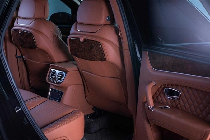 Ngoài ra, người mua còn có thêm các tùy chọn bao gồm bảo vệ ống pô, một hệ thống nhả khói mù, hệ thống nén cháy khoang động cơ và tay nắm cửa điện