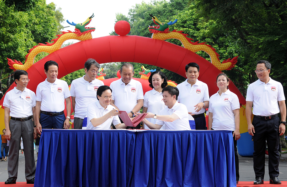 Bộ trưởng GTVT Nguyễn Văn Thể và Bộ trưởng Bộ Giáo dục và Đào tạo Phùng Xuân Nhạ ký kết chương trình phối hợp đảm bảo ATGT.