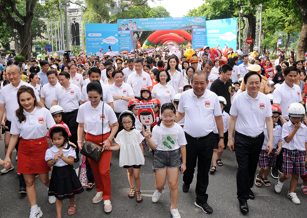 “Điểm nhấn” của buổi lễ là chương trình đi bộ đồng hành quanh Hồ Gươm nhằm tuyên truyền kiến thức ATGT và nâng cao nhận thức của người dân, đặc biệt là các bậc cha mẹ, phụ huynh học sinh về việc chấp hành và quan tâm đội MBH cho con em mình.