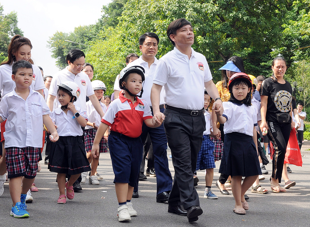 Bộ trưởng GTVT, Phó Chủ tịch Thường trực Ủy ban ATGT Quốc gia Nguyễn Văn Thể hưởng ứng sự kiện.