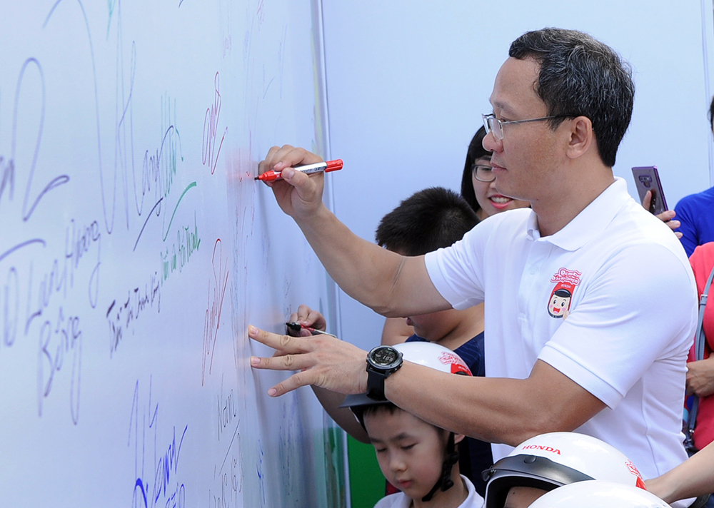 Phó Chủ tịch Chuyên trách Ủy ban ATGT Quốc gia Khuất Việt Hùng với những cam kết hành động quyết liệt hơn nữa để kéo giảm TNGT.