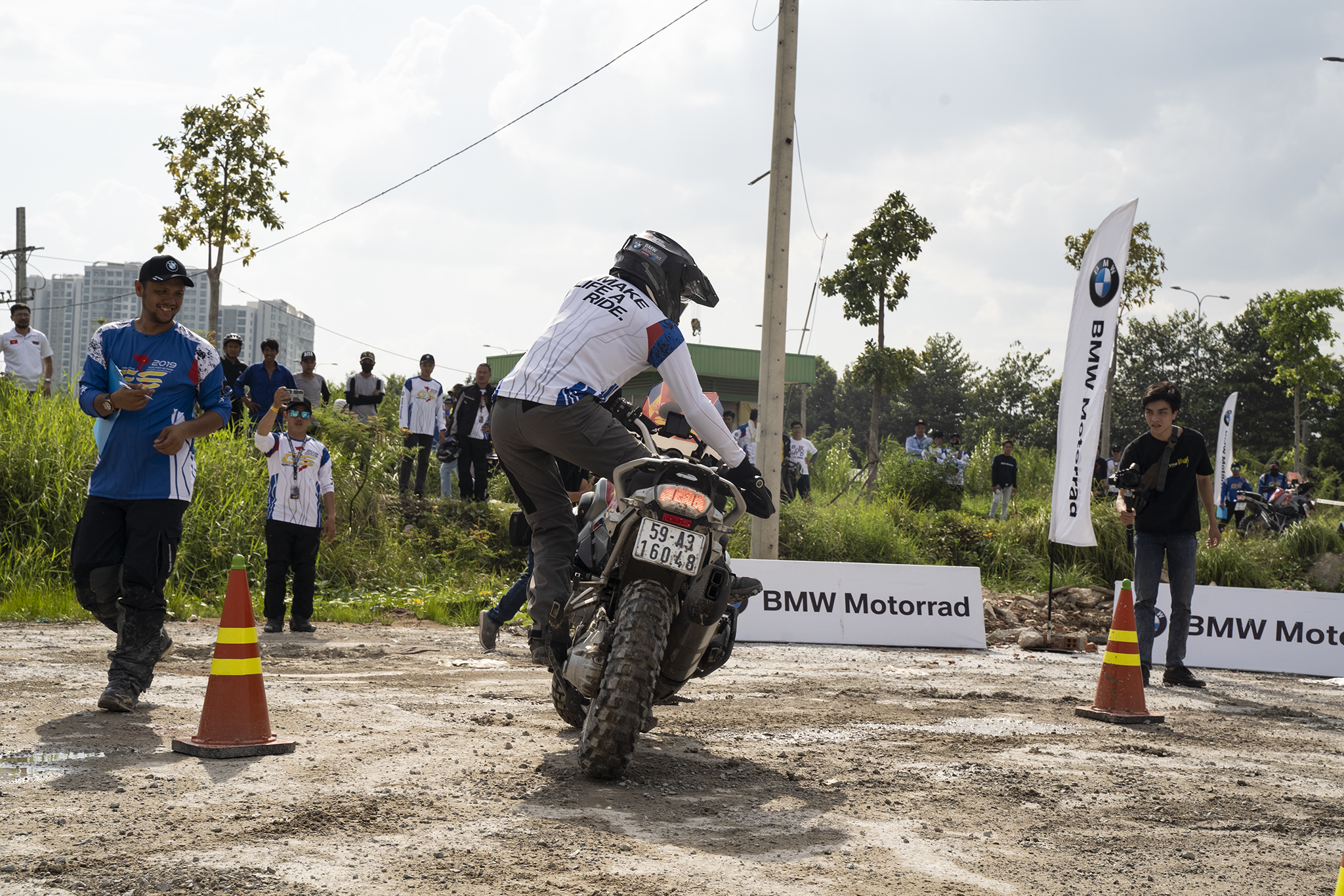 BMW Motorrad Việt Nam tiếp tục trình làng bộ ba mô tô địa hình Adventure, gồm: F 850 GS, R 1250 GS và R 1250 GSA hoàn toàn mới, với nhiều cải tiến về công nghệ, động cơ cũng như trang bị tùy chọn