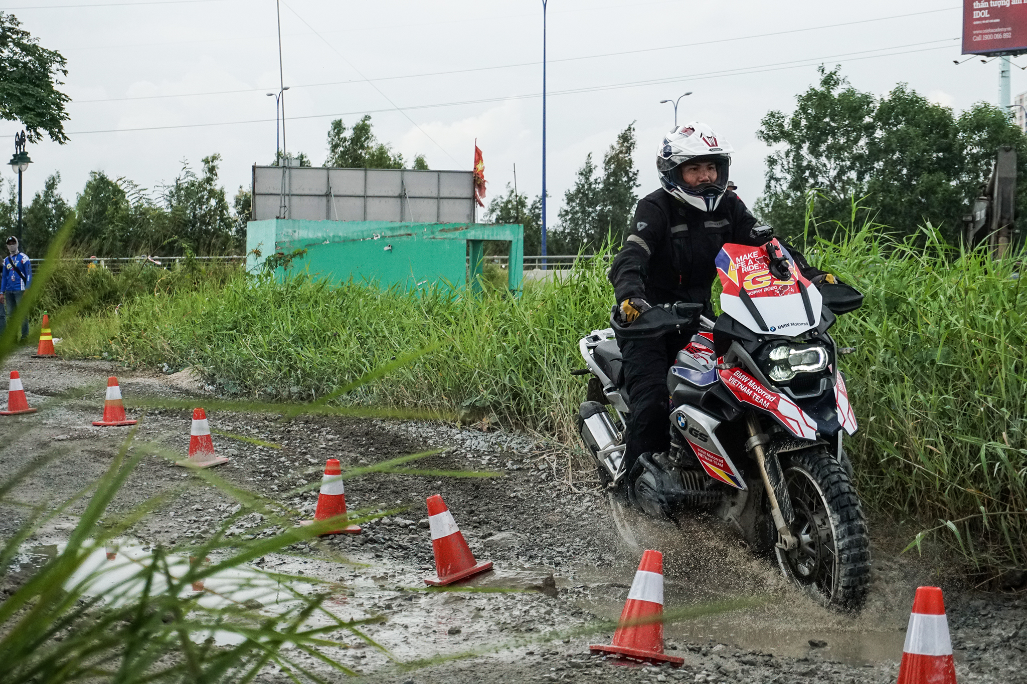 Hai chế độ lái tiêu chuẩn “Rain” và “Road” cho phép điều chỉnh các thuộc tính của xe để phù hợp với hầu hết các điều kiện mặt đường