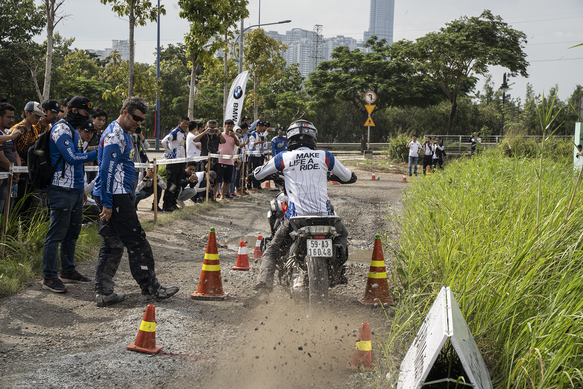 ASC - Hệ thống cân bằng tự động và Hill Start Control - Hệ thống hỗ trợ khởi hành ngang dốc được trang bị tiêu chuẩn giúp lái xe an toàn hơn và di chuyển trên dốc dễ dàng hơn