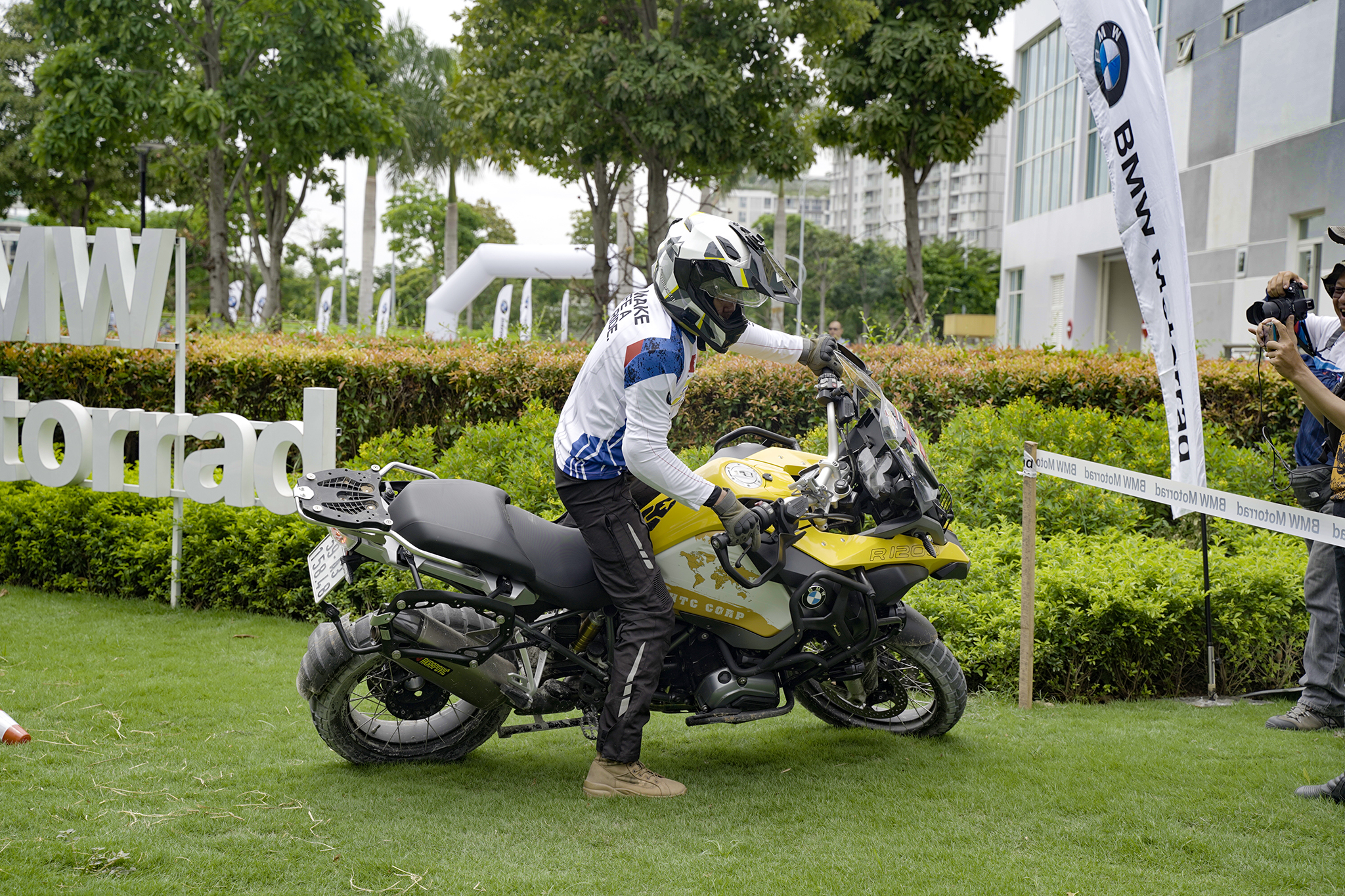 Hệ thống treo điện tử ESA thế hệ mới (Dynamic ESA “Next Generation”) với khả năng tự điều chỉnh tải trọng theo các điều kiện lái xe và ngay cả trong cua