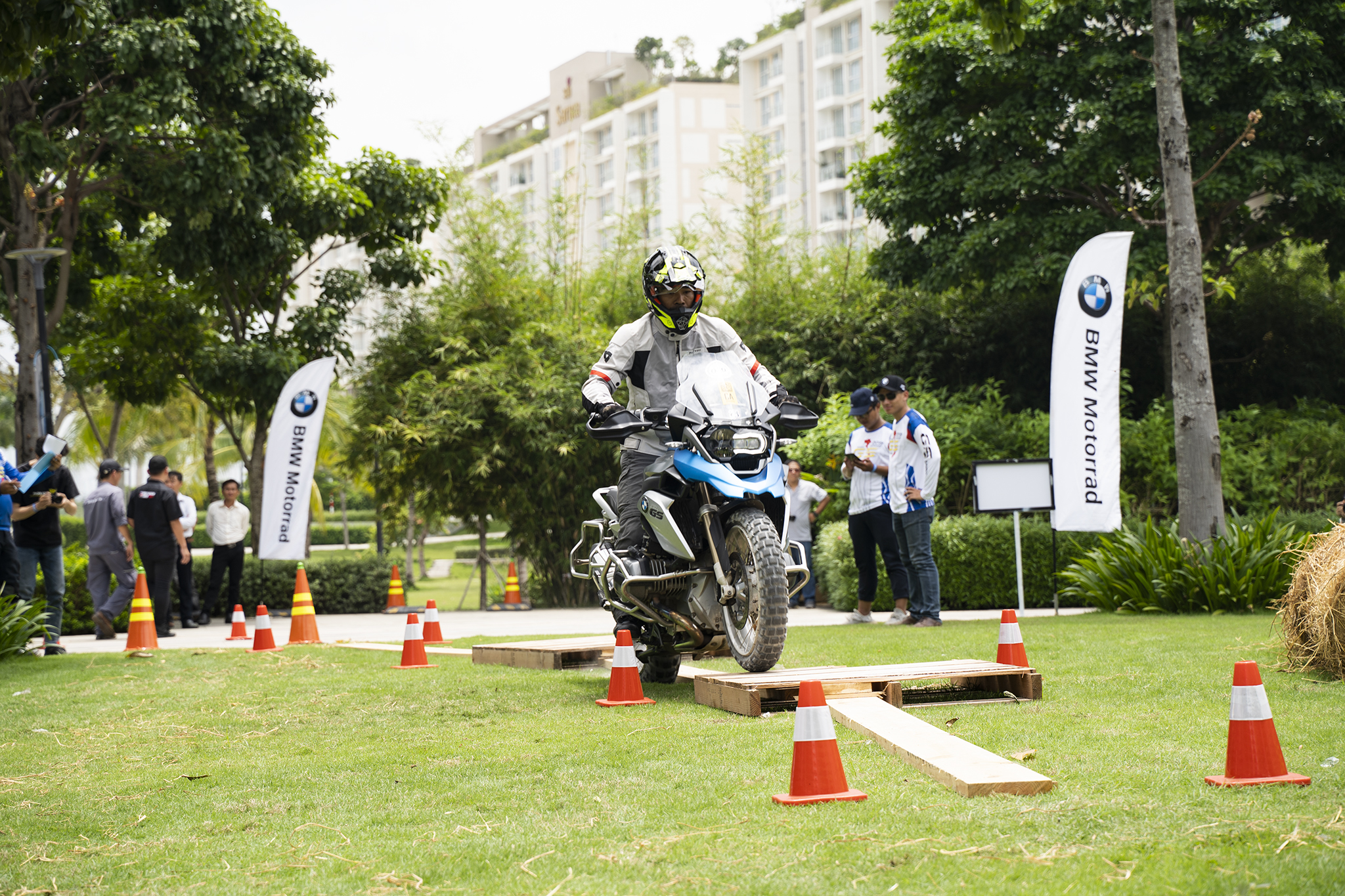 Hệ thống hỗ trợ khởi hành ngang dốc được trang bị tiêu chuẩn giúp lái xe an toàn hơn và di chuyển trên dốc dễ dàng hơn